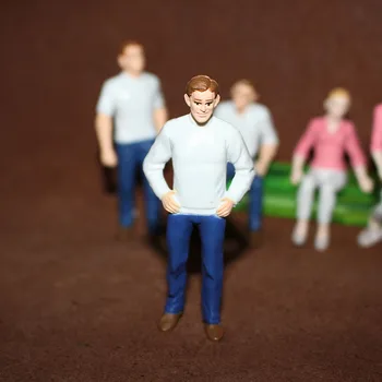 Figura Anime Oraș Stradă Om de Mers pe jos zână grădină în Miniatură Accesorii Stând Femeie figurina Figurina Model de Ornamente de Jucărie